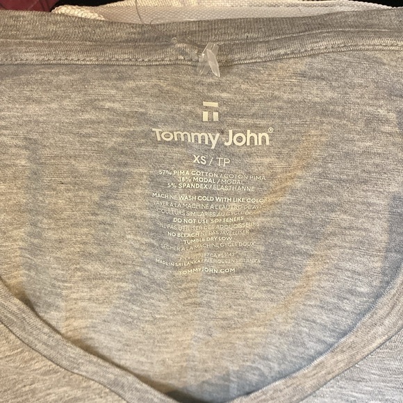 🎊 TOMMY JOHN V NECK T-SHIRT 🎊 - Picture 2 of 3